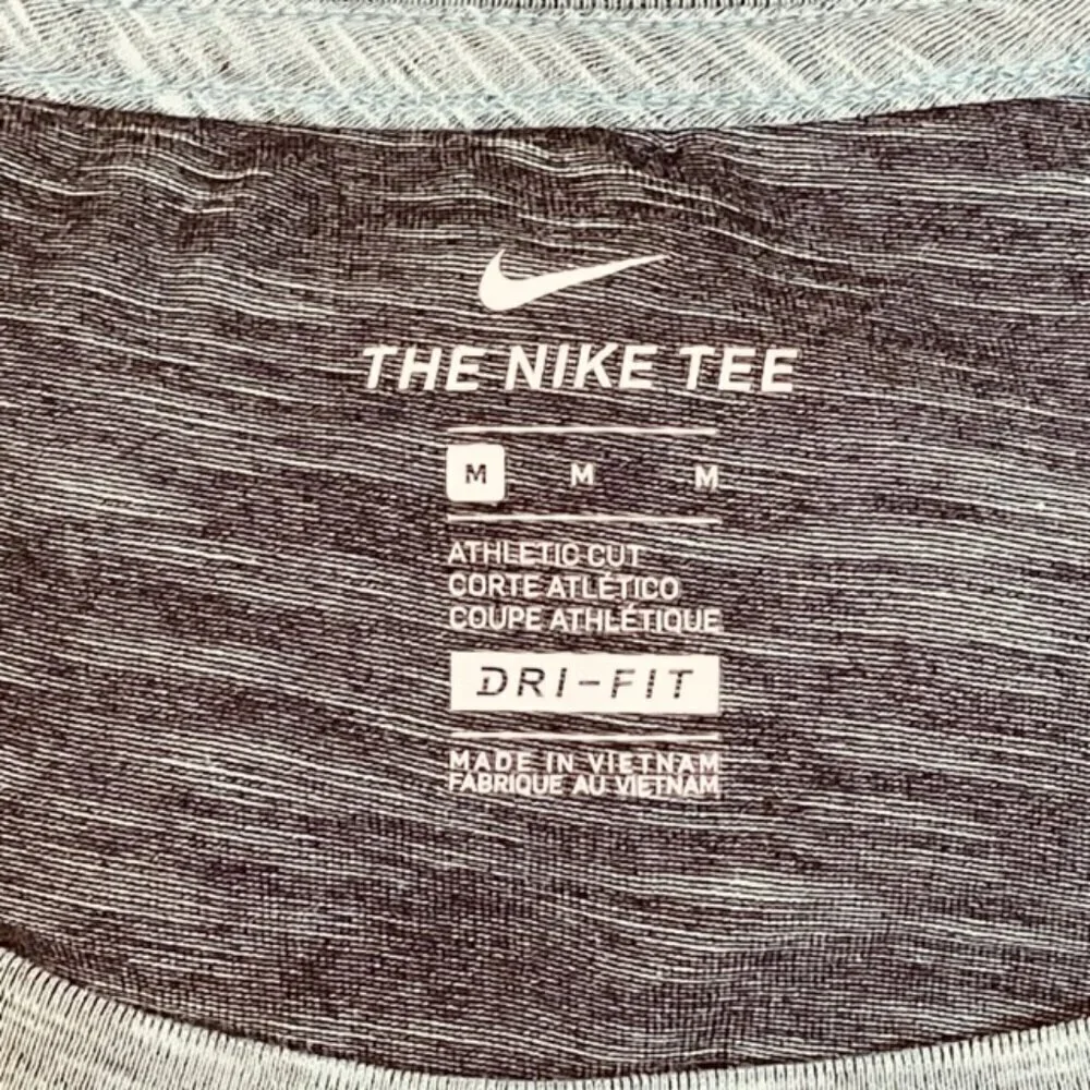 NIKE Dri-FIT Center Swoosh T-Shirt - Size Medium